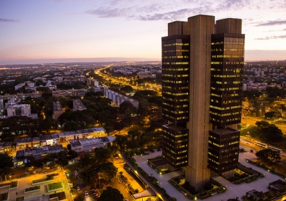 BC rebaixa projeção do PIB para 1,4 neste ano BC rebaixa projeção do PIB para 1,4 neste ano