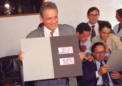 Real a moeda que mudou a história do Brasil Real a moeda que mudou a história do Brasil